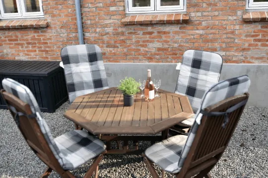 Gårdsplads med havemøbler i Nyvang B