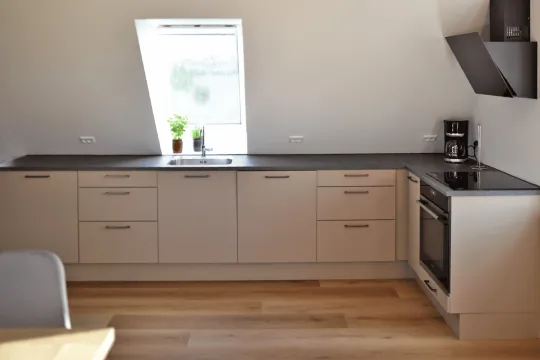 Moderne og veludstyret køkken i ferielejlighed Nyvang B