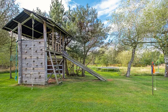 Legeplads med bl.a. trampolin, gynger og stangtennis ved Lille Skovholt