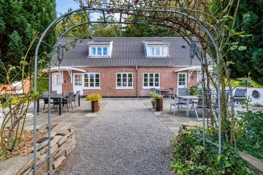 Lille Skovholt med terrasse