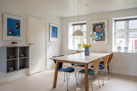 Hyggelig spiseplads i opholdsrum i sommerhuset Odinhus