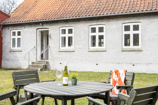 Gårdsplads med havemøbler i Odinhus