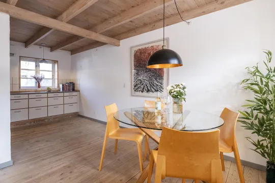 Spiseplads i forlængelse af køkken i Mosehuset