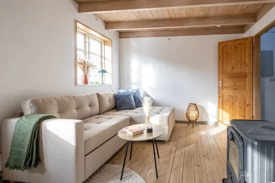 Behagelig sovesofa i opholdsrum i Mosehuset