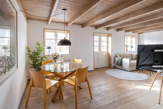 Lækkert og lyst opholdsrum med spiseplads i Mosehuset