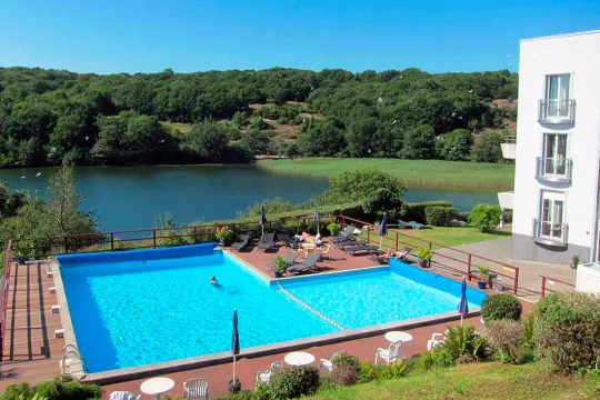 Swimmingpool med søudsigt på Hotel Hammersø