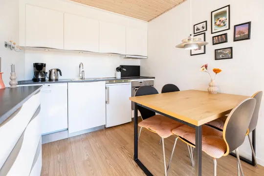 Køkken og spiseplads i Premium hus i Storløkke Feriepark