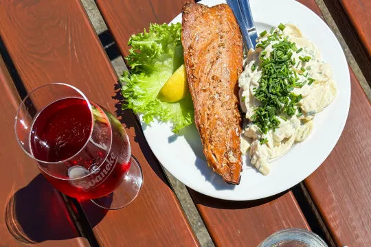 Tallerken med røget fisk og kartoffelsalat fra Svaneke Røgeri