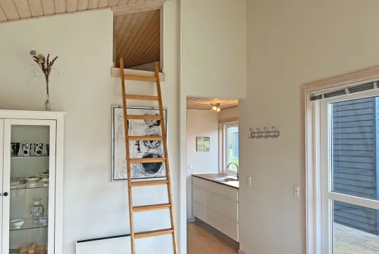 Trappe op til en hems for mindre børn i feriehus i Rø Golfhuse