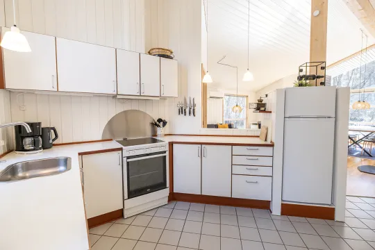 Stort køkken i forbindelse med opholdsrum i Rubinhusene nr. 19