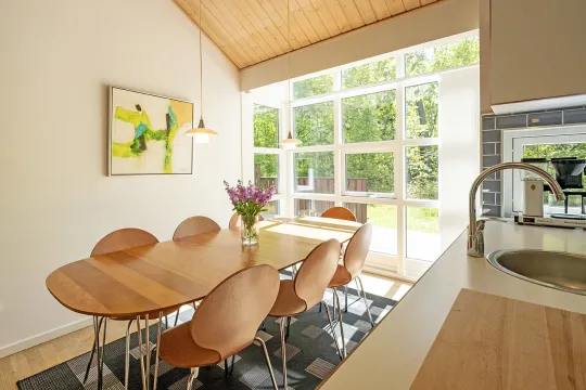Spisebord i forbindelse med køkken i Rubinhusene nr. 7