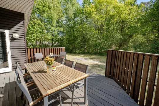 Solrig terrasse med havemøbler og kulgrill i Rubinhusene nr. 19