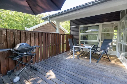 Nyd måltiderne udenfor på Rubinhuset 7s terrasse med havemøbler og grill