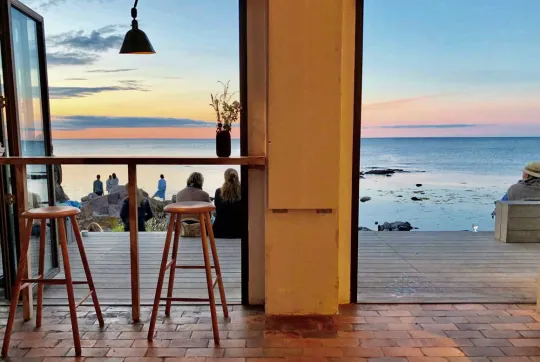 Spis lækre is i vandkanten hos Kalas Bornholm