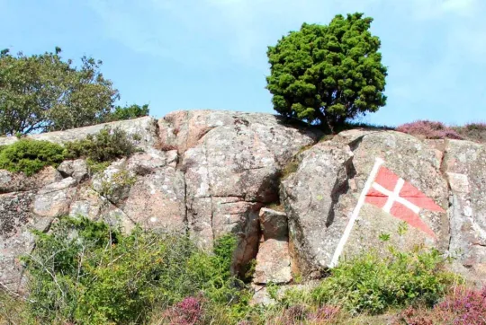 Siden 1942 har Dannebrog været på klipperne på Hammerknuden