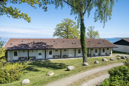 Sandkås Søpark har en skøn beliggenhed med havet som nabo