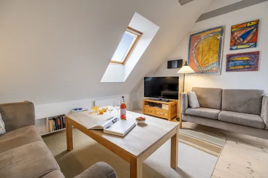 Hyggelig stue med sofaer og TV i Smedjen 