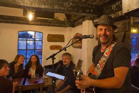 Der er livemusik på Søren's i Snogebæk