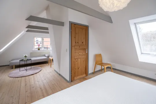 Stort soveværelse med 3 sengepladser på 1. sal i Mosehuset