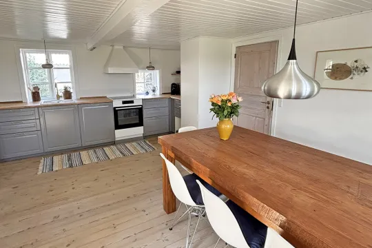Rummeligt køkken med spiseplads i Gammelgård
