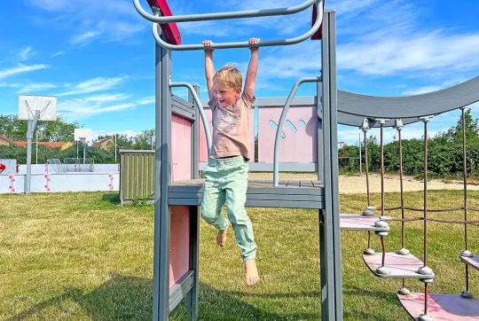 Lad børnene lege og have det sjovt på legepladsen hos Storløkke Feriepark