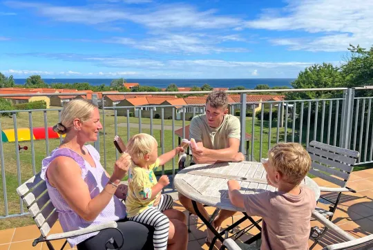 Køb en is i Storløkke Ferieparks kiosk og nyd solen på fællesterrassen