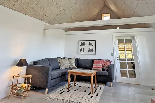 Hyggelig stue med loft til kip i Gammelgård
