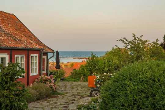 Nyd de lune sommeraftener i Svaneke på Bornholm