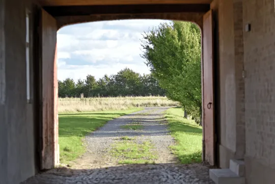 Hyggelige og landlige omgivelser ved ferielejlighederne Nyvang A og B