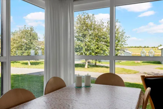 Udsigt til lignende huse og grønne omgivelser fra stuen