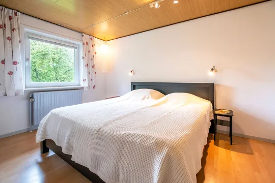 Soveværelse med dobbeltseng i stueplan i Villa Bølshavn