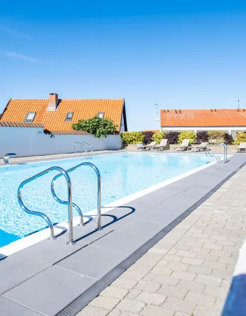 Nyd Casa Blancas dejlige swimmingpool i baghaven