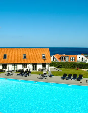 Gudhjem Feriepark med pool og havudsigt