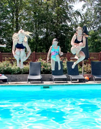 Børnene hopper i poolen ved Hasle Feriepark og Hasle Hytteby