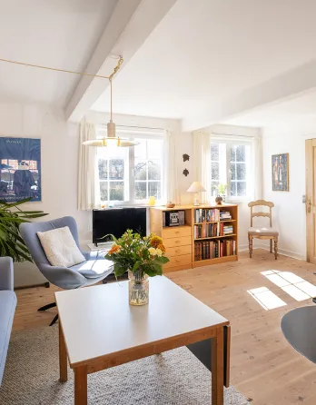 Opholdsrum med brændeovn i Kirkehuset 4B