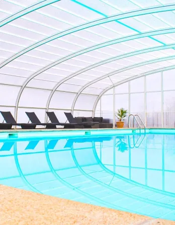 Den overdækkede pool på Storløkke Feriepark er populær
