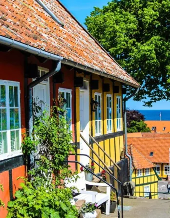 Skønne bindingsværkshuse i Svaneke på en solrig sommerdag