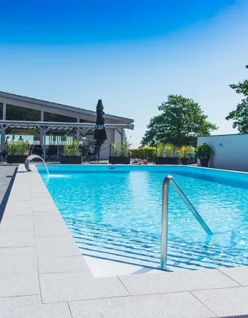 Skøn swimmingpool på Hotel Abildgård