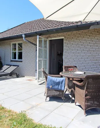 Strandløkkens feriehuse har en dejlig terrasse